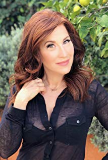 How tall is Lisa Ann Walter?